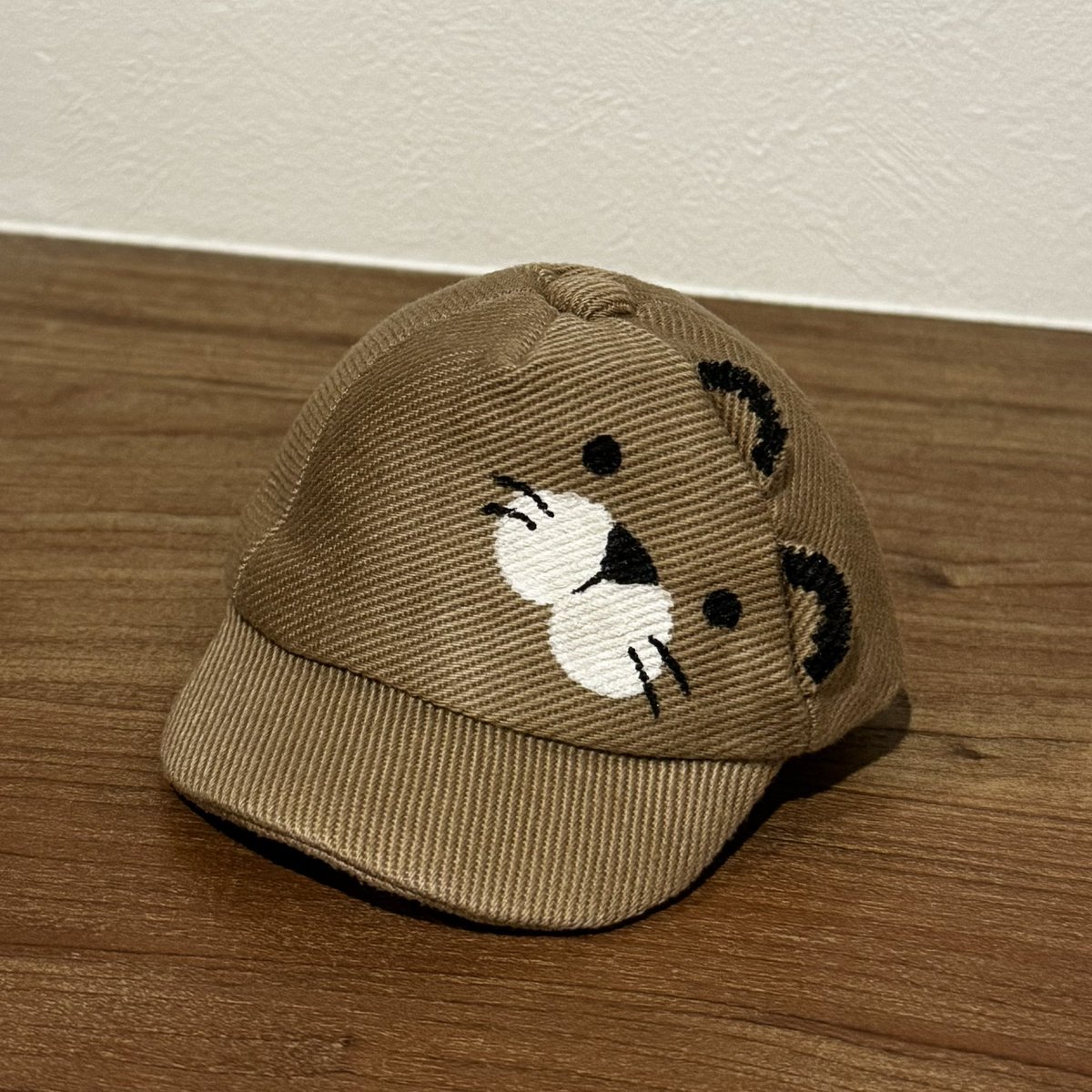 konnichihakuma's tweet photo. ワンボヤ見ながらこの帽子ぬいにかぶせたら可愛くない？って姉に言われて...先週新宿のJUMPちゃん見た後にオカダヤへ
材料揃えて土日ずっと作ってました🪡
帽子は初挑戦だったから結構苦戦した🤣
でもかーわいーい💕いつかシンガポールのナイトサファリ行きたいなー🐯💜🩷
#HeySɑyJUMP #ワンボヤ https://t.co/u87xkWDaRs