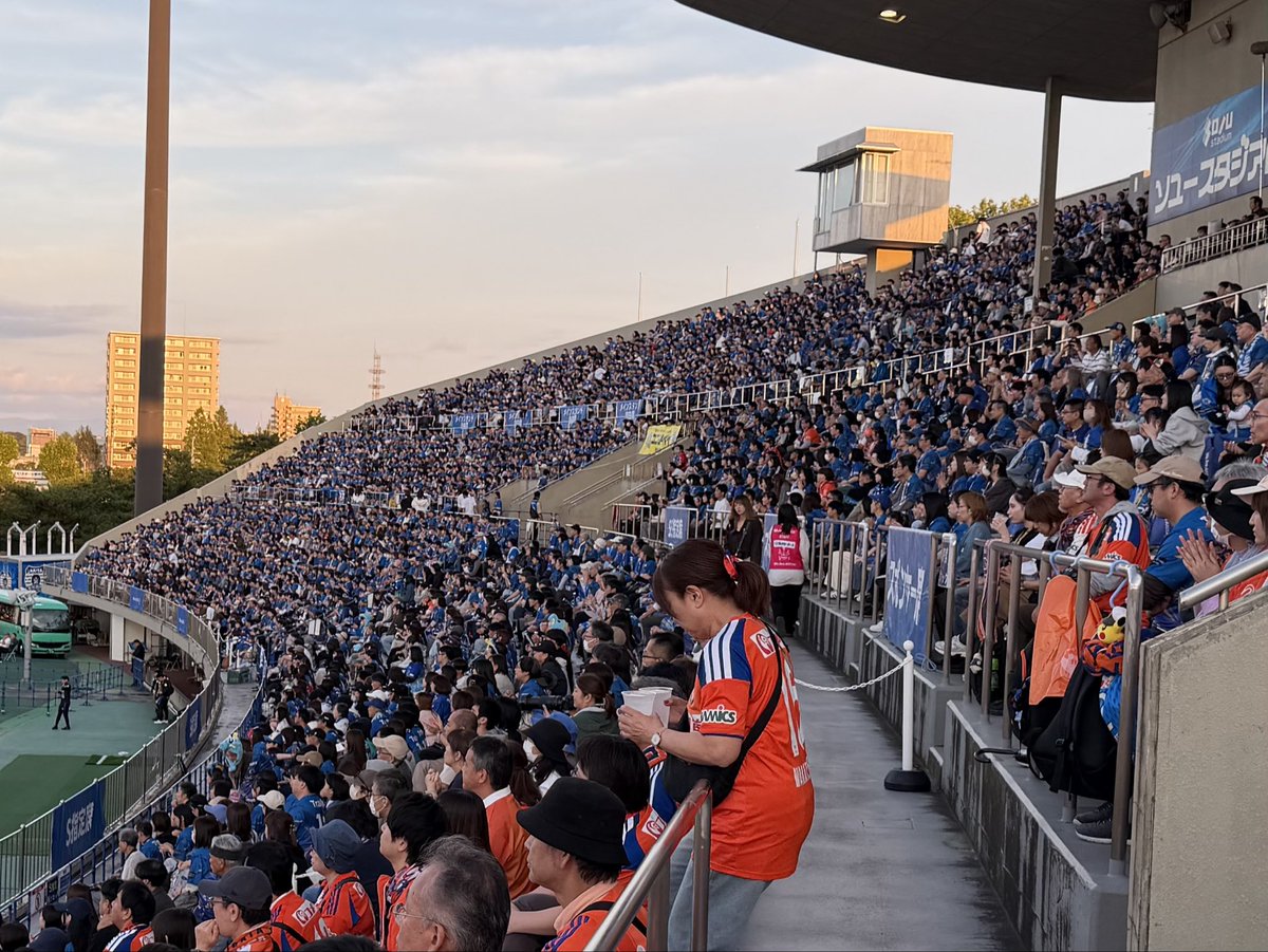 Hodaka01354615's tweet photo. 9/26新潟戦の来場者を分析。

新規来場者、約1,000人。

#TravisJapan をきっかけに
「初めて秋田に来た方」
「地元・秋田に帰ってきて、初めてサッカーを観た方」

スポーツの可能性。
#ブラウブリッツ秋田 が秋田にある意味を改めて感じました。

秋田にもできる。
そして、ありがとうTravis Japan🐯 https://t.co/yK4WFDEGm9