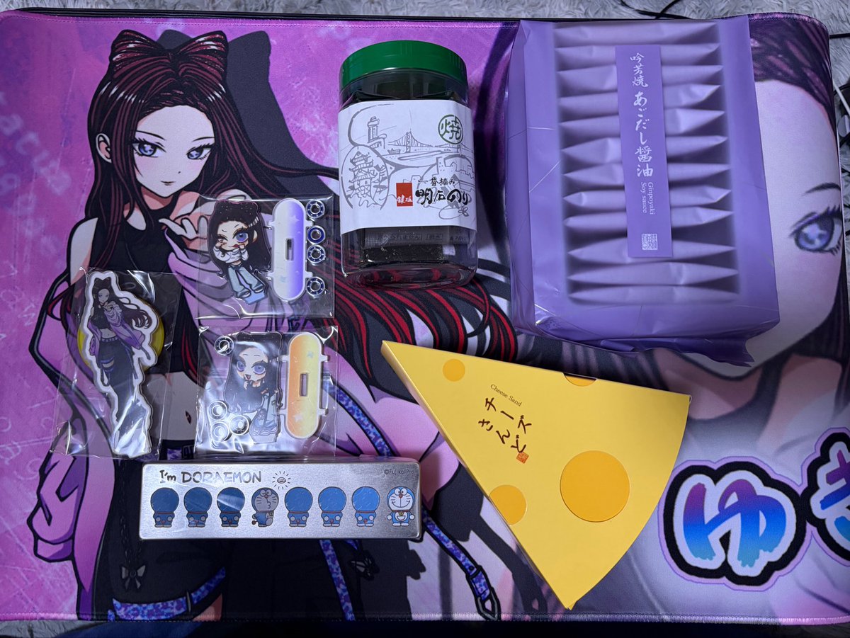 maresuke_22's tweet photo. ゆっきー(@Uki_PiYo00 )の777人記念グッズが届いた(*ﾟ∀ﾟ*)
先着1名のマウスパッドはオレが貰ったああああ！笑

オルカさんイラストのゆっきーもやっぱりめっちゃかわいいな😆
100人記念のお祝いにお菓子なんかも付けてくれてありがとうー美味しい頂きます🤤 https://t.co/l4zO9TMLUj