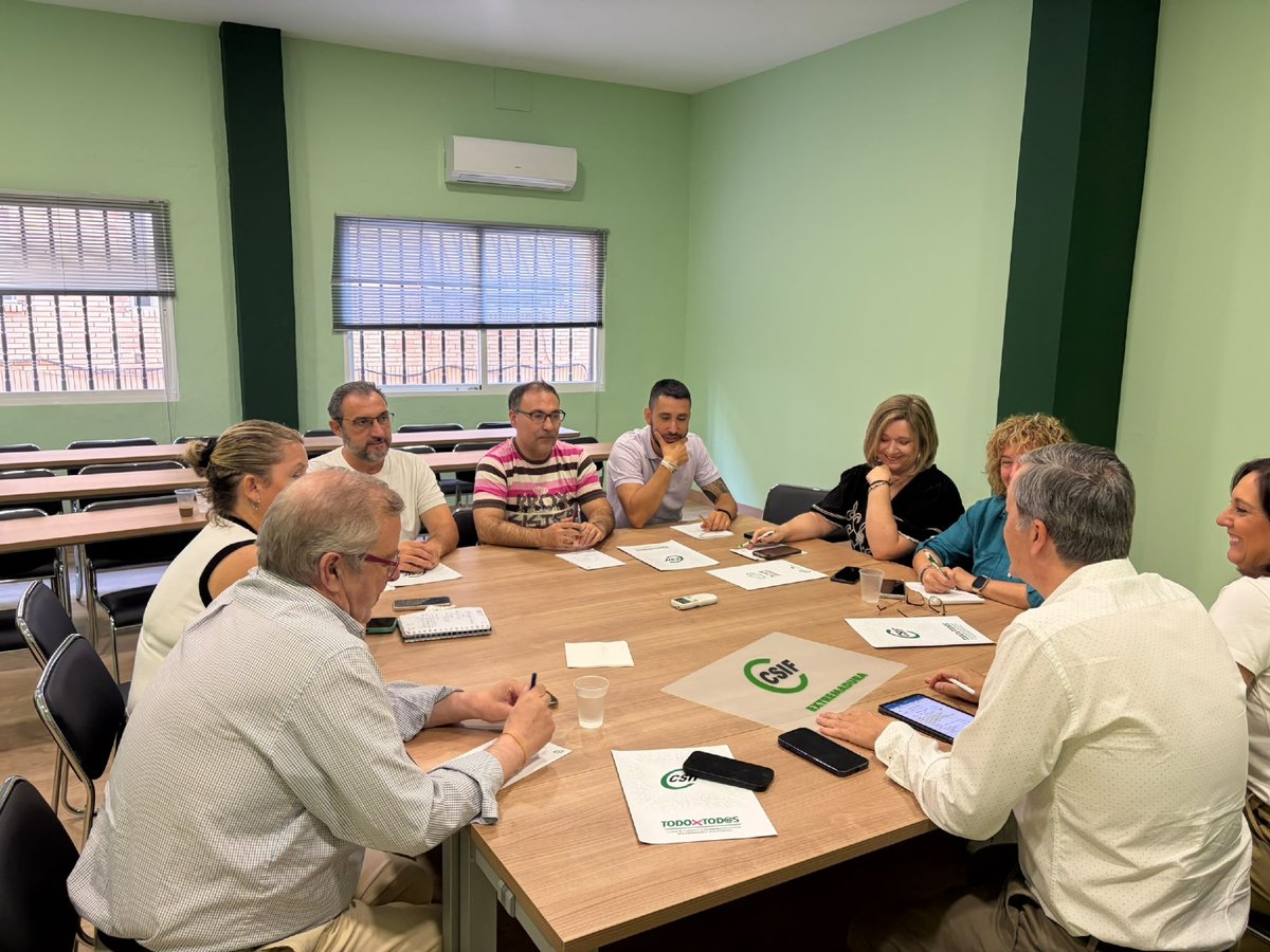 CSIFExtremadura's tweet photo. 🟢 El presidente de CSIF Extremadura, Benito Román, visita la sede de nuestra organización en Coria para conocer de primera mano la situación laboral y sindical en esta zona y planificar las actividades a realizar con los delegados en los próximos meses.
#CSIF+EsMás https://t.co/yBaiKqD0X9