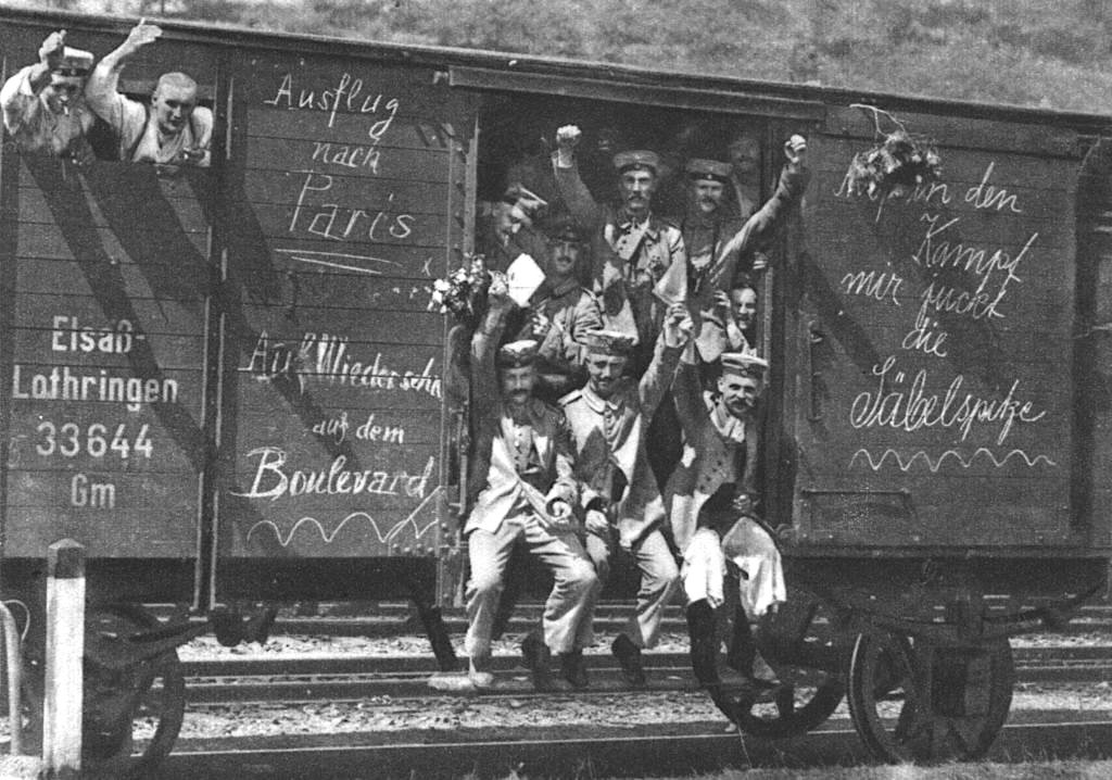 militartis's tweet photo. La Grande Guerra come evento spartiacque tra due epoche

La prima guerra mondiale rappresentò una violenta frattura temporale.
Questa percezione non nacque dopo l'esperienza bellica, ma fu già presente nella coscienza delle persone che videro lo scoppio e il successivo svolgimento del conflitto. 
Ad esempio, come riporta Antonio Gibelli ne “L'officina della guerra”, Eric J. Leed cita, nel suo libro “Terra di nessuno”, le parole della politica e scrittrice tedesca Gertrud Baümer (1873-1954):

"Il tuffo da un mondo noto in uno completamente diverso non può essere descritto. Semplicemente non esistono parole o immagini adeguate a rappresentare la sensazione di aver debordato dal canale solcato per decenni, la coscienza di essere catapultati verso un destino imponderabile. Non esistono espressioni idonee a significare questa pausa tra due ordinamenti diversi, lo sfumare di qualsiasi cosa importante fino a ieri, e l'imporsi di nuove forze storiche. In quelle chiare notti d'estate divenimmo terreno di “battaglia fra due epoche”".