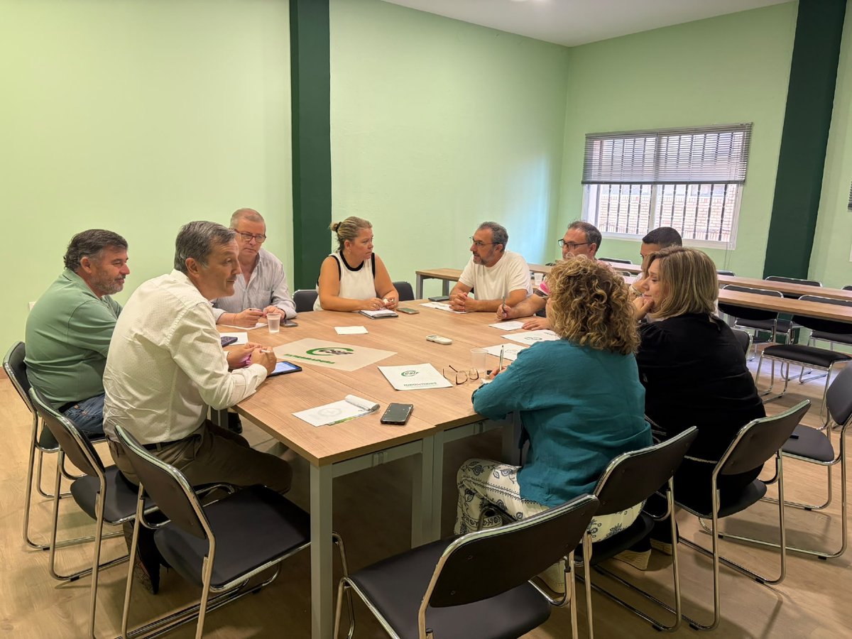 CSIFExtremadura's tweet photo. 🟢 El presidente de CSIF Extremadura, Benito Román, visita la sede de nuestra organización en Coria para conocer de primera mano la situación laboral y sindical en esta zona y planificar las actividades a realizar con los delegados en los próximos meses.
#CSIF+EsMás https://t.co/yBaiKqD0X9