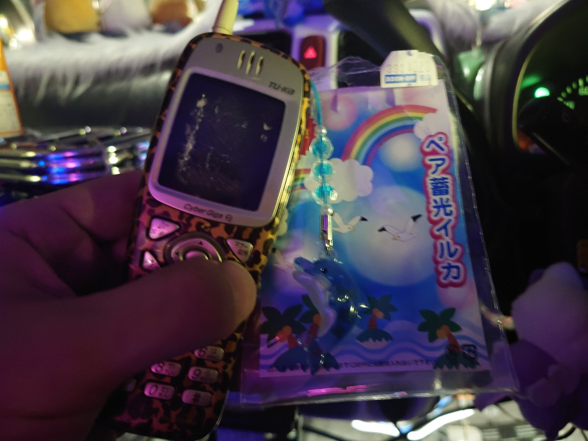 Poppo_wagonar's tweet photo. ブックオフ行ったら、どこかの土産物？の良さげな小物見つけたので、 #ガラケー に付けてみた

確か平成ってドルフィンも流行ってたよな…？？ https://t.co/xb6IgNgjI2