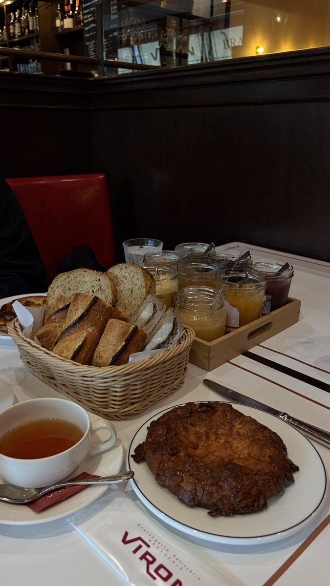 omucoro11's tweet photo. VIRONの朝食🥐
ジャムとチョコレートクリームどんだけつけてもいいなんて最高すぎる、、 https://t.co/lYrZMrUD5O