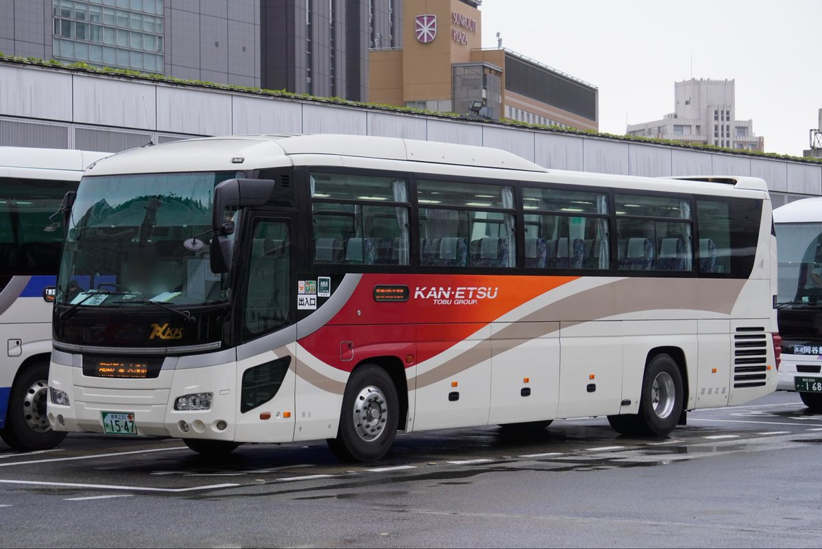 formalin913's tweet photo. バスタ新宿で見かけた東武カラーの関越交通。元川越観光あたりですかね https://t.co/4rpASjLe7x