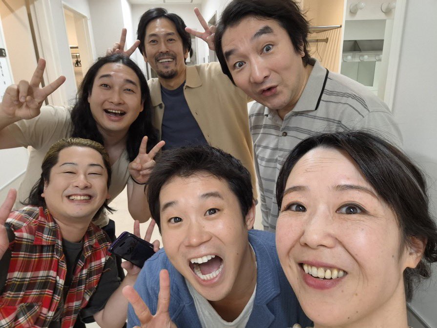 5525Snow's tweet photo. 舞台「ノンレムの窓」vol.2
女性陣の皆様と撮ってもらいました！

吉住さん、加藤史帆さん、円地晶子さん

カーテンコールのトーク中
加藤さんが私を何度も見てくるので

ん？もしかして服装おかしいのかな？

加藤さん『上だけ金髪が面白い』
って、そこかーい！！笑笑
となりました笑
#ノンレムの窓 https://t.co/2pD12P8VZ3