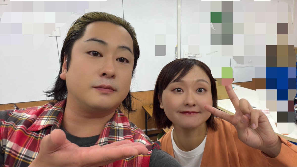 5525Snow's tweet photo. 舞台「ノンレムの窓」vol.2
女性陣の皆様と撮ってもらいました！

吉住さん、加藤史帆さん、円地晶子さん

カーテンコールのトーク中
加藤さんが私を何度も見てくるので

ん？もしかして服装おかしいのかな？

加藤さん『上だけ金髪が面白い』
って、そこかーい！！笑笑
となりました笑
#ノンレムの窓 https://t.co/2pD12P8VZ3