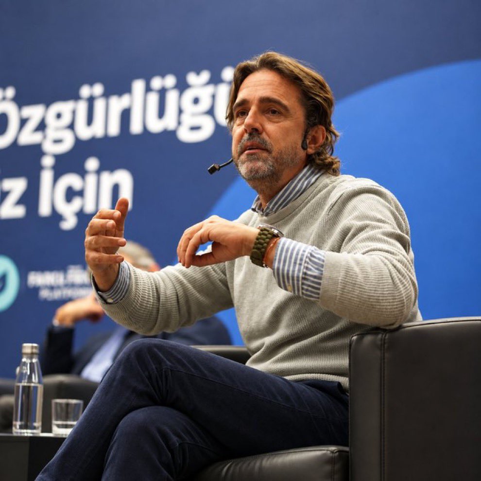 ajansmuhbir1923's tweet photo. Timur Soykan: “Gerçekten yandaş kafası başka bir seviye. 

İnsanları göz göre göre soydular, milyarlar götürdükleri tezgah çökene kadar operasyon yapmadılar. 

Fatma Betül Sayan Kaya’yı bile muhalefet ortaya çıkardı. Finans hareketleri kayıtlı olduğu için inkar edemiyorlar. 

Her gün X’teki yüzlerce hesabı sansürlediler. Bir de ‘Tepki gösterdik, üzerini örtmedik’ diye kendilerini övüyorlar. Halkı aptal yerine koyuyorlar.”