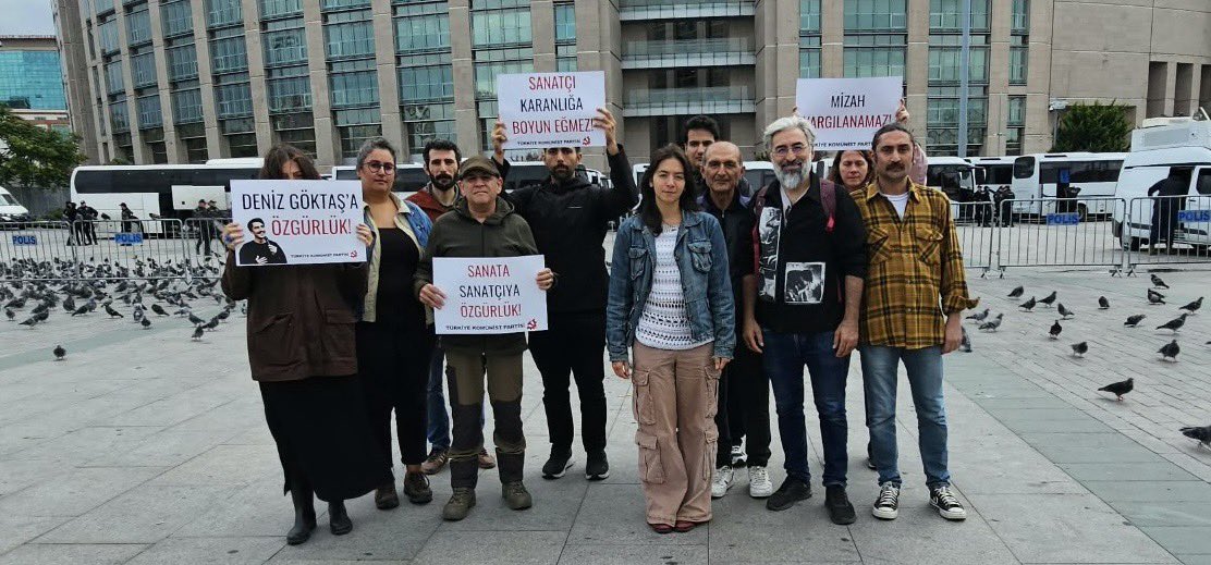 istanbul_tkp's tweet photo. Yaptığı stand-up gösterisi gerekçe gösterilerek 88 gündür kuyu tipi bir hücrede tutuklu olan Deniz Göktaş’ın duruşmasını takip etmek için kültür sanat emekçilerinden ve TKP İstanbul İl Yönetimi’nden oluşan bir heyetle Çağlayan Adliyesi’ndeydik. 
Deniz Göktaş derhal serbest bırakılmalıdır. 

Sanatı ve sanatçıları karanlığa mahkum etmek isteyen bu düzene boyun eğmeyeceğiz!

#denizgöktaşyalnızdeğildir