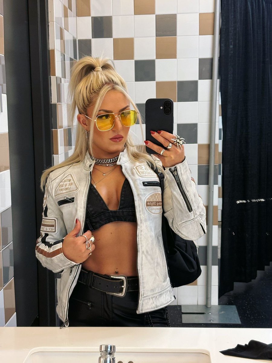 TheklasWeb's tweet photo. Have a toxic Monday, bitches ☢️ https://t.co/laGsXFnHWd