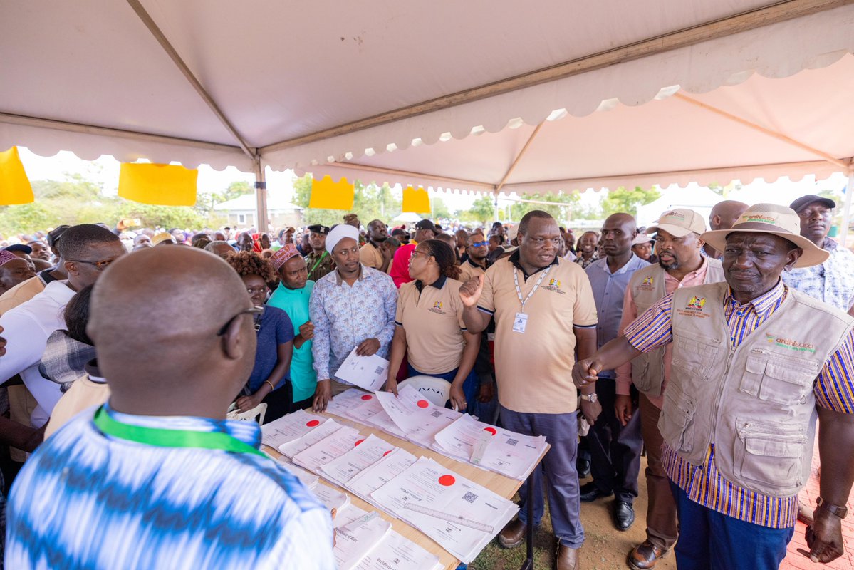 WilliamsRuto's tweet photo. In Kibaoni, Lunga Lunga Constituency, issued 26,000 title deeds to residents of Lunga Lunga, Mwereni, Kanana, Mkono wa Ndugu, Gombato and Anzwani ranches.

This is part of the more than 94,000 title deeds ready for delivery in Kwale County. https://t.co/KFtIfq8E5W