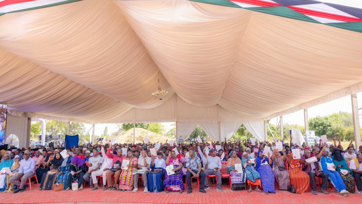 WilliamsRuto's tweet photo. In Kibaoni, Lunga Lunga Constituency, issued 26,000 title deeds to residents of Lunga Lunga, Mwereni, Kanana, Mkono wa Ndugu, Gombato and Anzwani ranches.

This is part of the more than 94,000 title deeds ready for delivery in Kwale County. https://t.co/KFtIfq8E5W