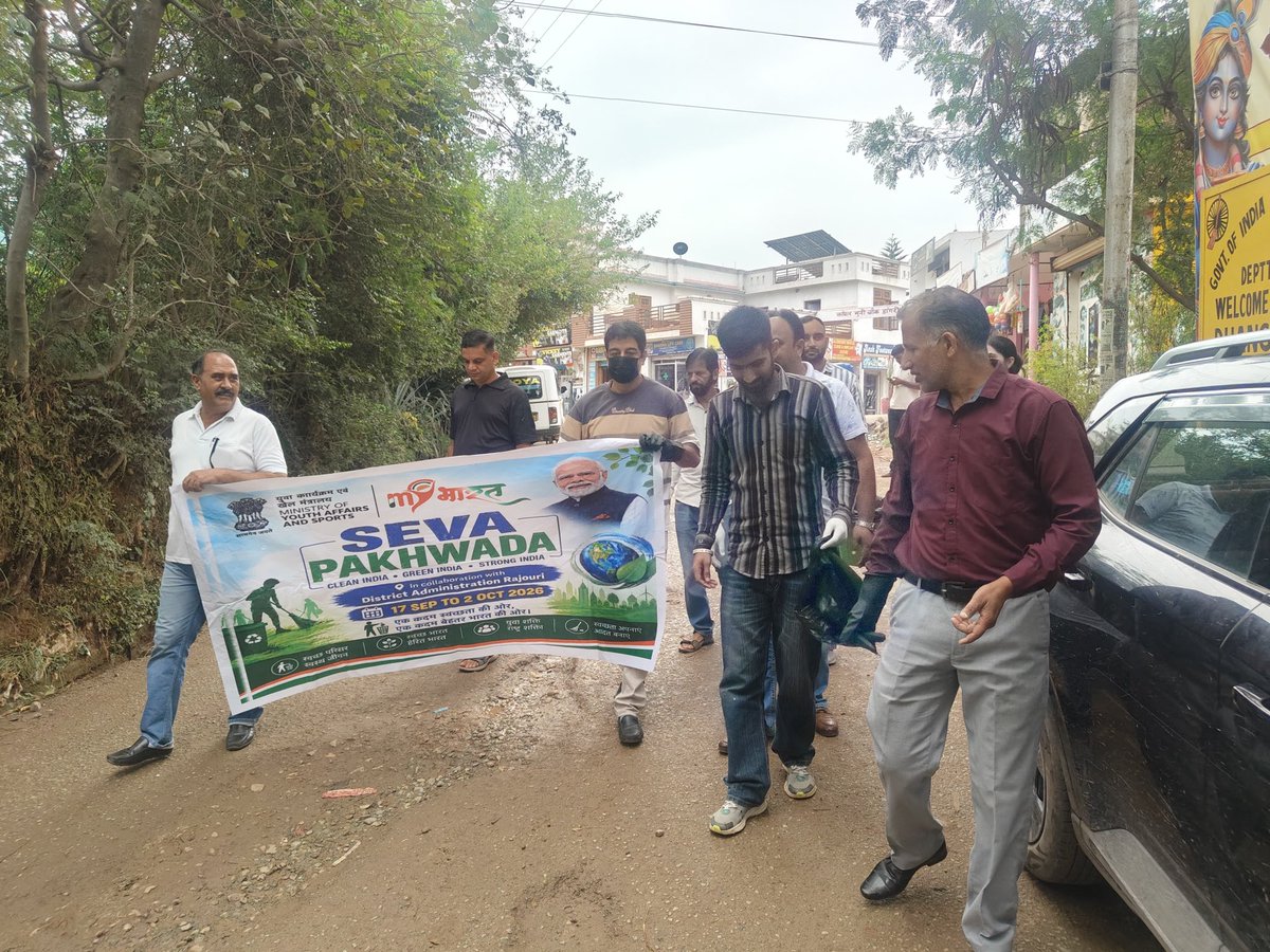 Rajan9754's tweet photo. Cleanliness Drive under Sewa Pakhwada

Mera Yuva Bharat (MY Bharat), Rajouri organised a cleanliness drive at Dhangri Block, Rajouri, under the Sewa Pakhwada initiative. @YuvaRajouri @MYBharatHQ https://t.co/ysJAB1m15j