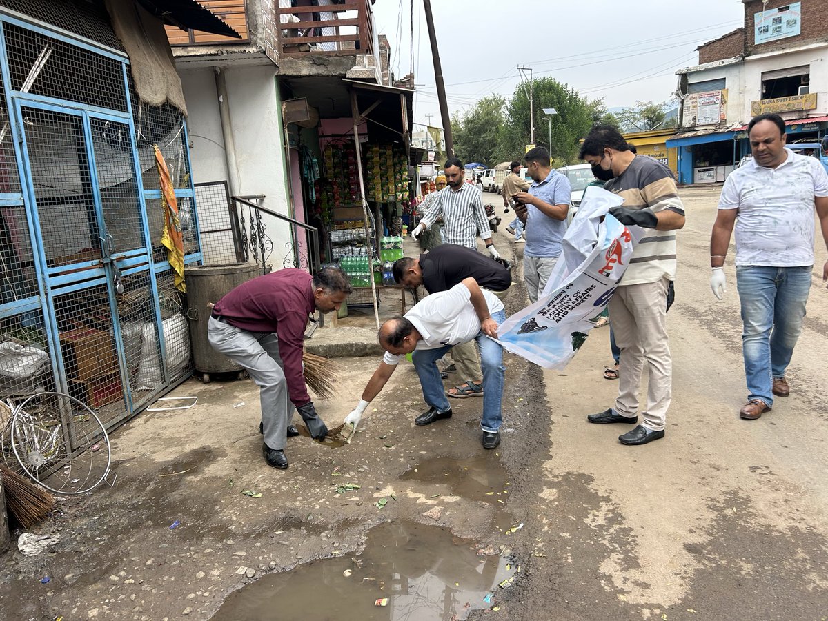 Rajan9754's tweet photo. Cleanliness Drive under Sewa Pakhwada

Mera Yuva Bharat (MY Bharat), Rajouri organised a cleanliness drive at Dhangri Block, Rajouri, under the Sewa Pakhwada initiative. @YuvaRajouri @MYBharatHQ https://t.co/ysJAB1m15j