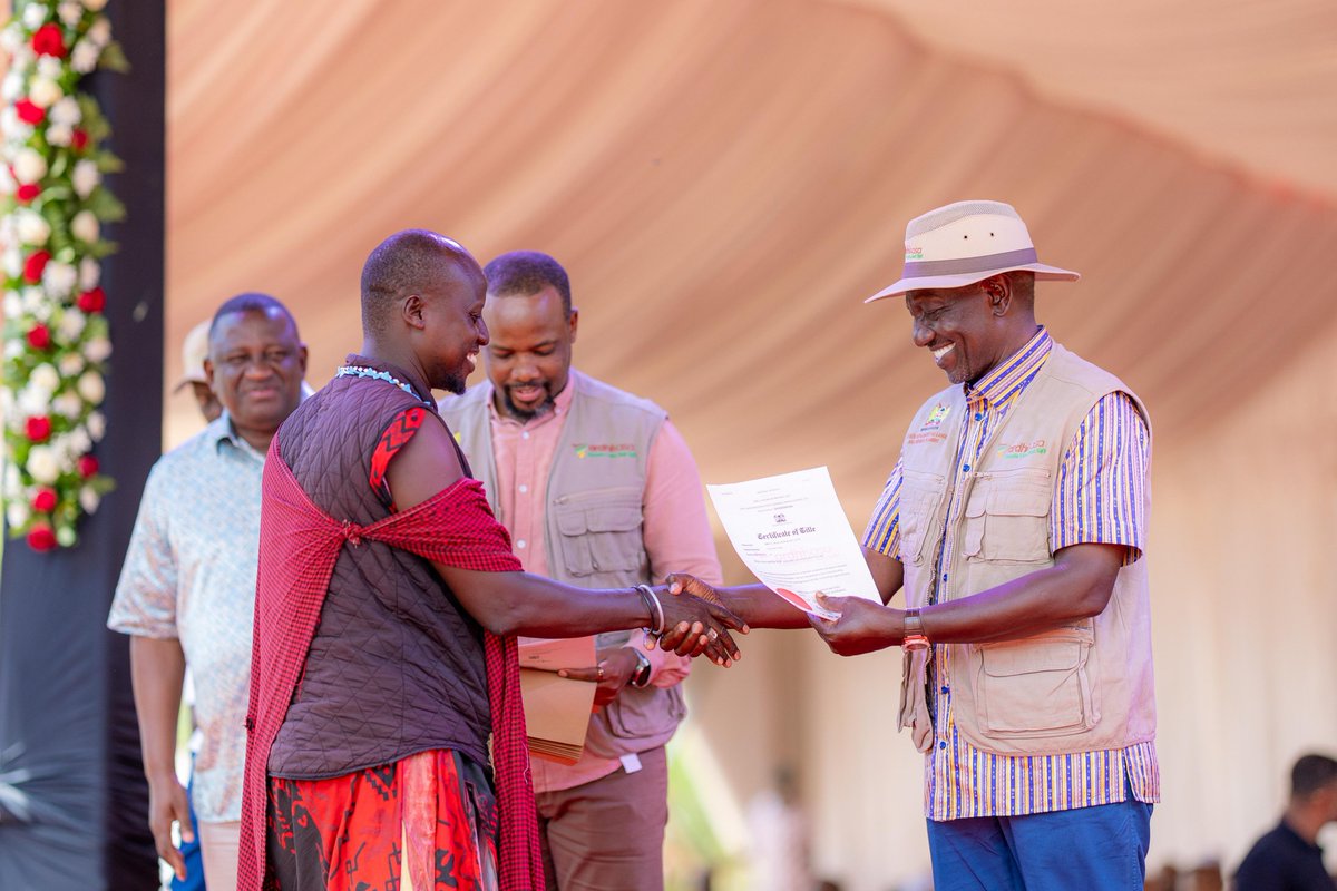 WilliamsRuto's tweet photo. In Kibaoni, Lunga Lunga Constituency, issued 26,000 title deeds to residents of Lunga Lunga, Mwereni, Kanana, Mkono wa Ndugu, Gombato and Anzwani ranches.

This is part of the more than 94,000 title deeds ready for delivery in Kwale County. https://t.co/KFtIfq8E5W
