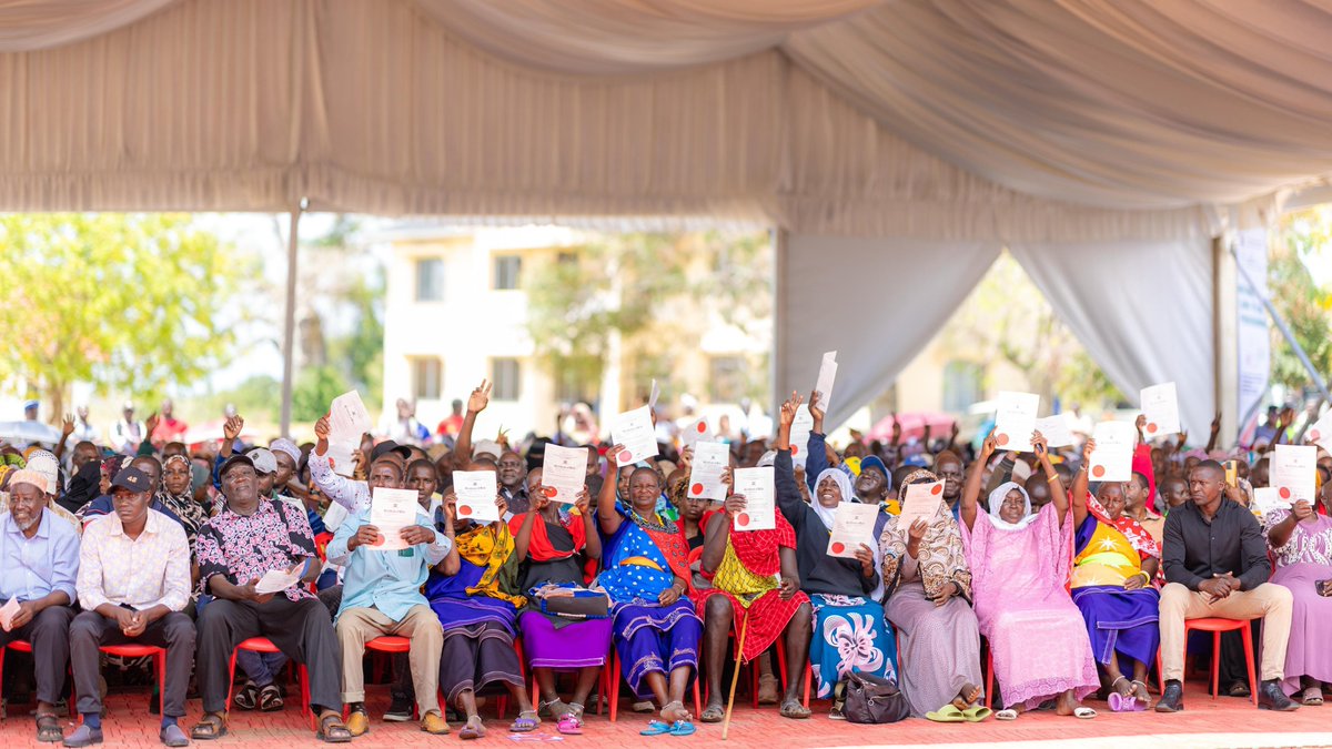 WilliamsRuto's tweet photo. In Kibaoni, Lunga Lunga Constituency, issued 26,000 title deeds to residents of Lunga Lunga, Mwereni, Kanana, Mkono wa Ndugu, Gombato and Anzwani ranches.

This is part of the more than 94,000 title deeds ready for delivery in Kwale County. https://t.co/KFtIfq8E5W