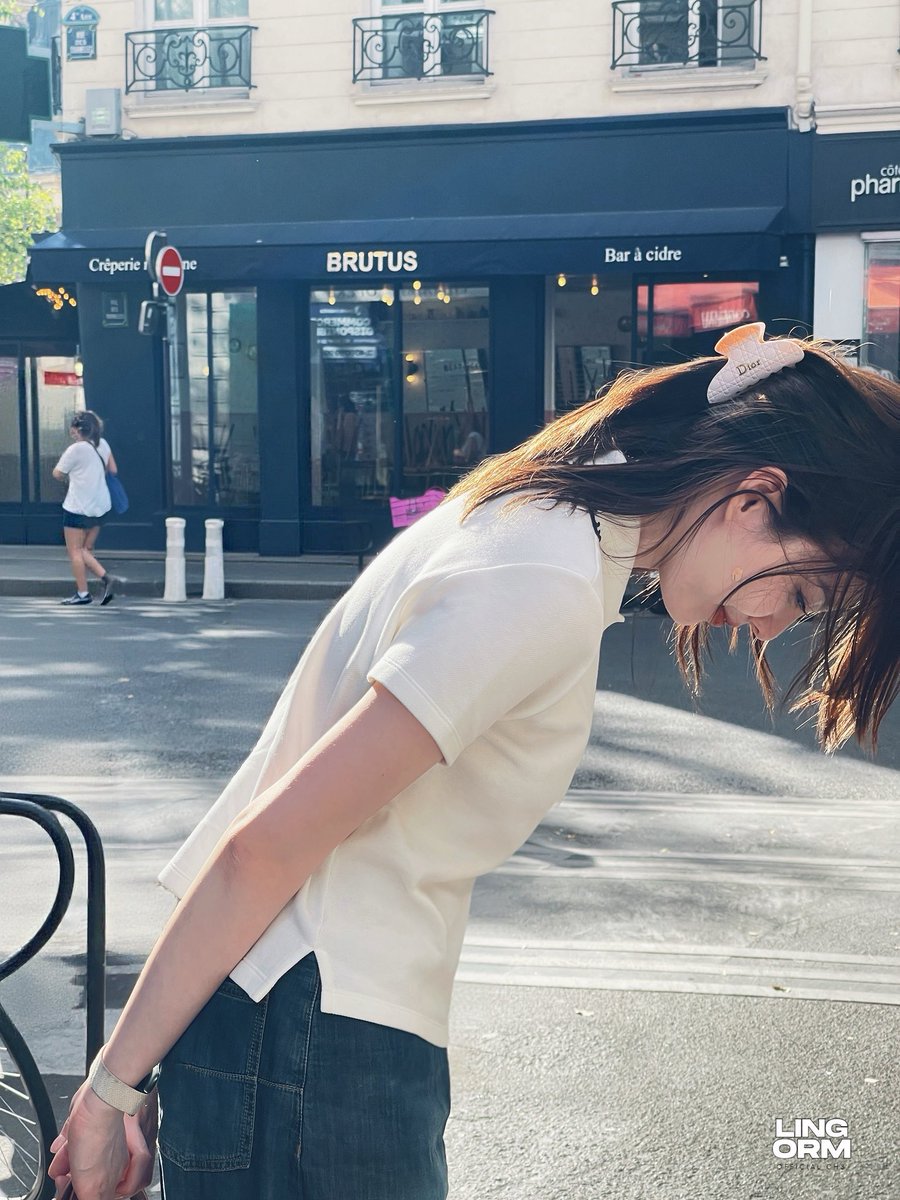 vlrp01's tweet photo. PARIS IS DEFINITELY THE CITY OF LOVE. 
LingOrm's chemistry is overflowing 💞💓

LINGORM FLY TO DIOR PFW
#LingOrmDiorAirportLook
#LinglingKwong #OrmKornnaphat
#LingOrm #Dior #DiorSummer27 #PFW https://t.co/bNW1GAneXR