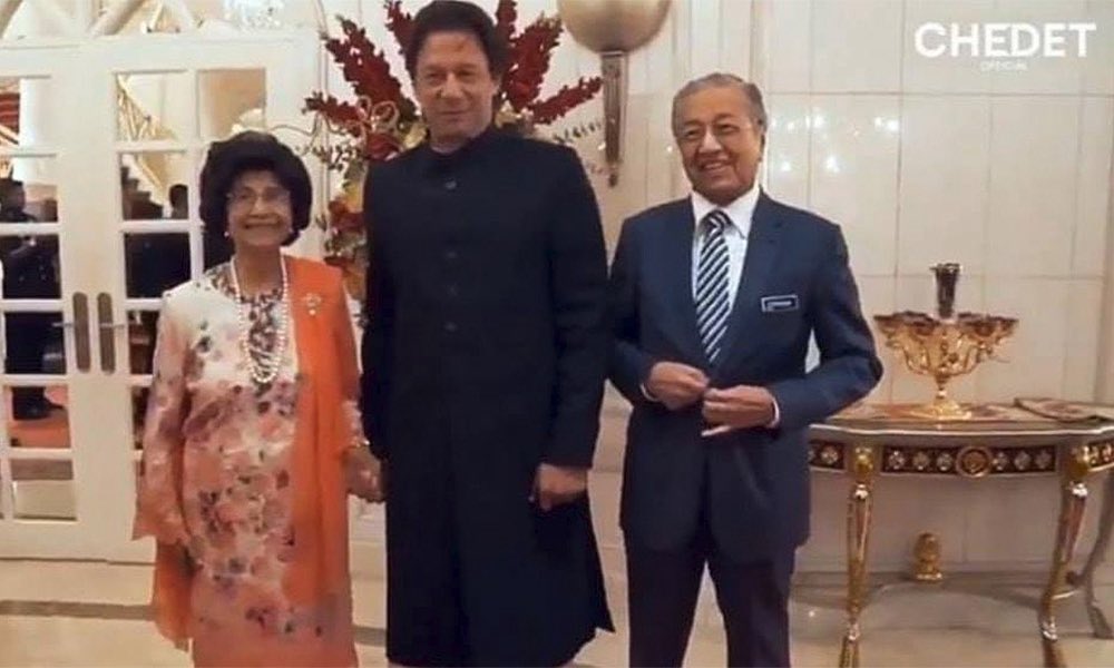 AhmadJawadBTH's tweet photo. کیا میں آپ کا ہاتھ پکڑ سکتی ہوں؟ 

وزیراعظم عمران خان جب ملائشیا مہاتیر کی دعوت پر گئے تو مہاتیر کی بیوی فرسٹ لیڈی نے عمران خان سے کہا “کیا میں آپ کا ہاتھ پکڑ سکتی ہوں”۔ یہ ایک ماں والی خواہش تھی جو عمران خان کا ایک دفعہ ہاتھ پکڑنا چاہتی تھی۔ 

عمران خان نے عمران خان کو دُنیا کے طول و عرض میں جتنی مقبولیت اور عزت دی یہ برصغیر پاک و ہند میں کسی اور لیڈر کے نصیب میں نا آی، لیکن احساس کمتری کا شکار چند بونوں نے اُسے تین سال سے جیل میں قید رکھا ہوا ہے۔ 

آج مہاتیر کی سو سالہ بیوی تُن سیتی حسماں بنت محمد علی صبح نو بج کر بیس منٹ پر نیشنل ہارٹ انسٹی ٹیوٹ کوالالمپور میں اپنے خالق حقیقی سے جا ملیں۔