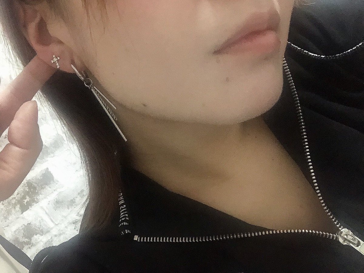m02170z's tweet photo. 2つのピアスの真ん中に開けれるかな〜 https://t.co/lPjPyGs3uo