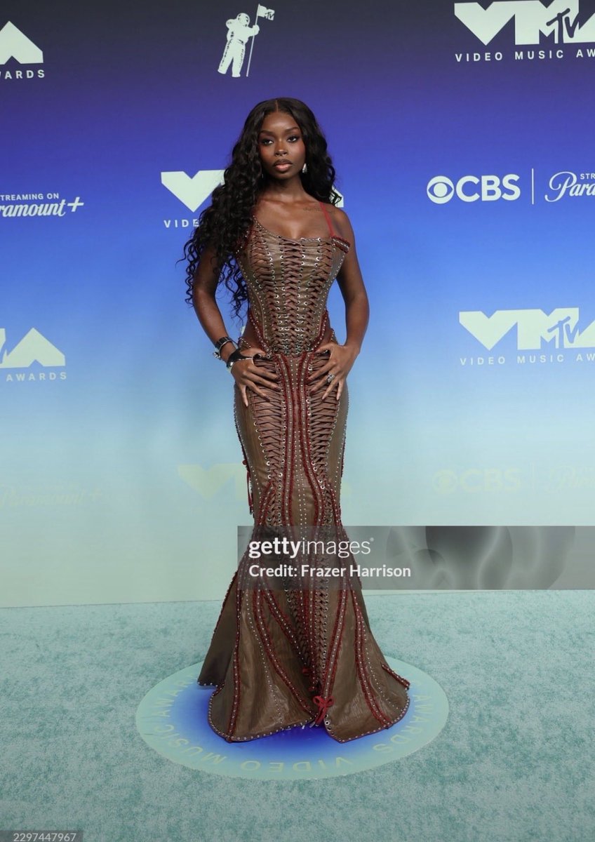 MimiDoll256's tweet photo. I audibly gasped when this dropped 

 OLANDRIA FOR THE VMAs 
#OlandriaxVMAs https://t.co/6mmFEzlXAX