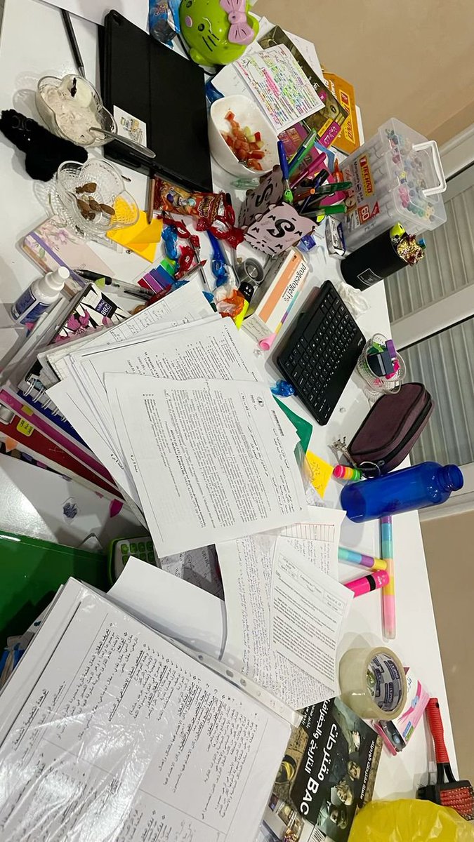 Aurielle007s's tweet photo. Me and my messy study desk https://t.co/CN1fgd9KKd