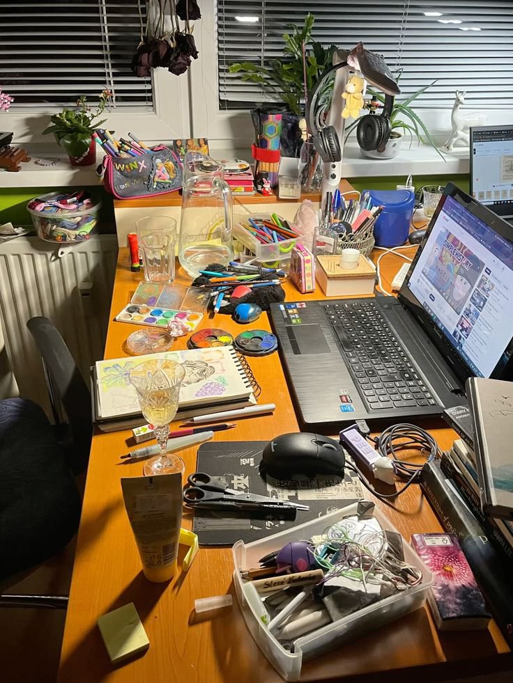 Aurielle007s's tweet photo. Me and my messy study desk https://t.co/CN1fgd9KKd