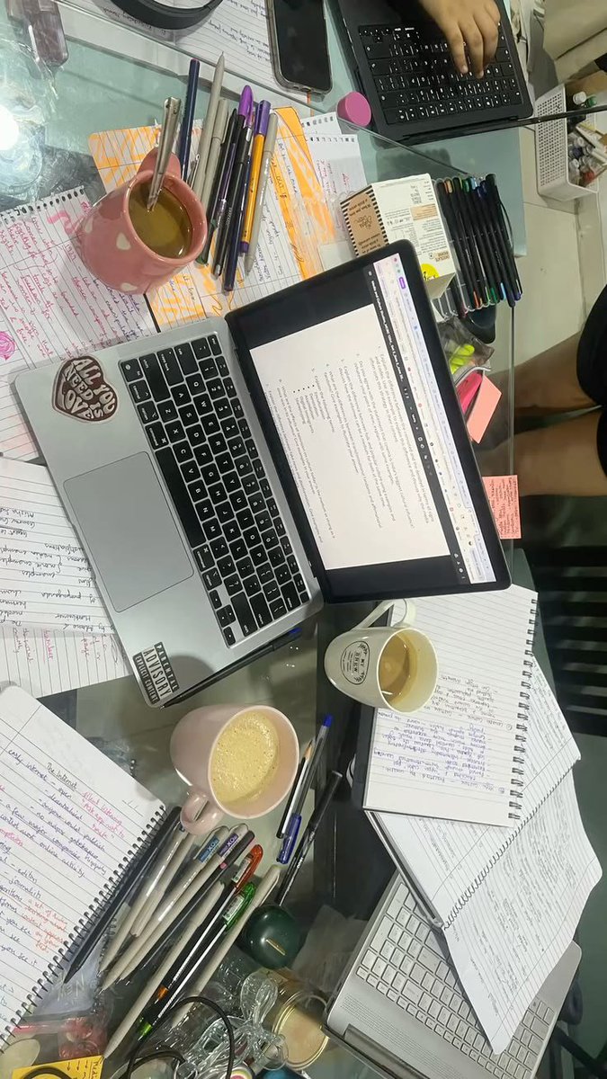 Aurielle007s's tweet photo. Me and my messy study desk https://t.co/CN1fgd9KKd