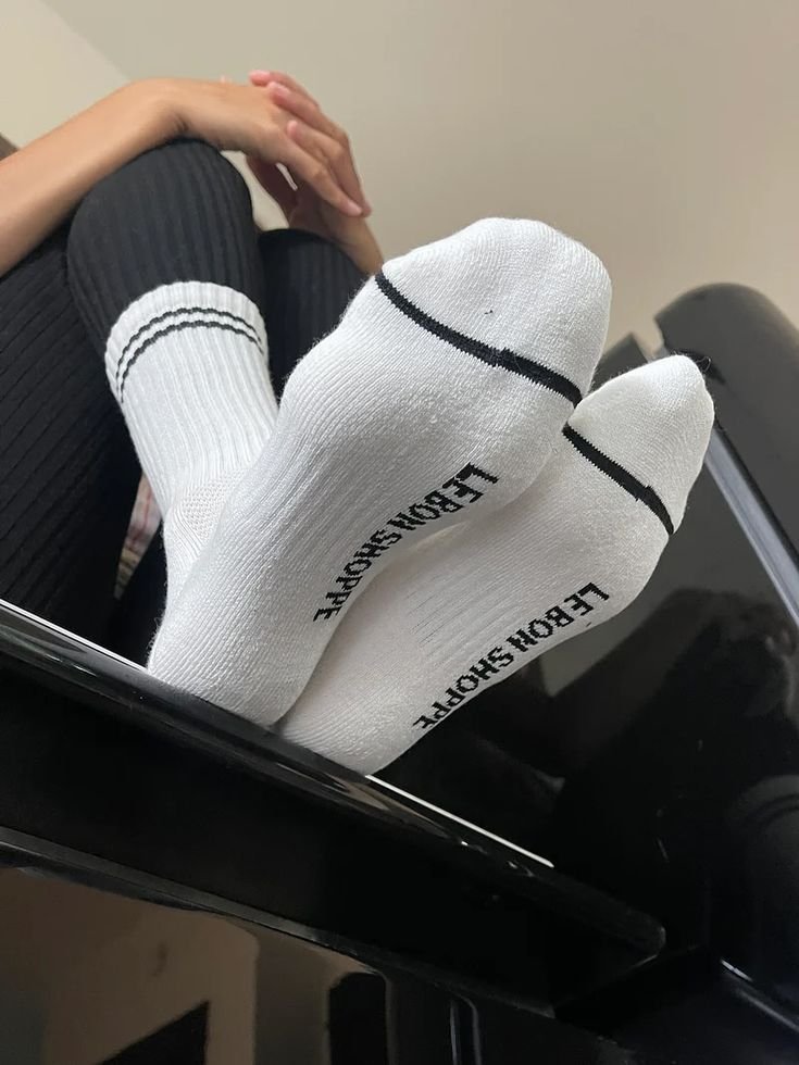 yourgoddes_aria's tweet photo. My socks deserve your entire paycheque. 

Say yes Mommy,and submit full control over everything 💸 https://t.co/WMvocZORDr