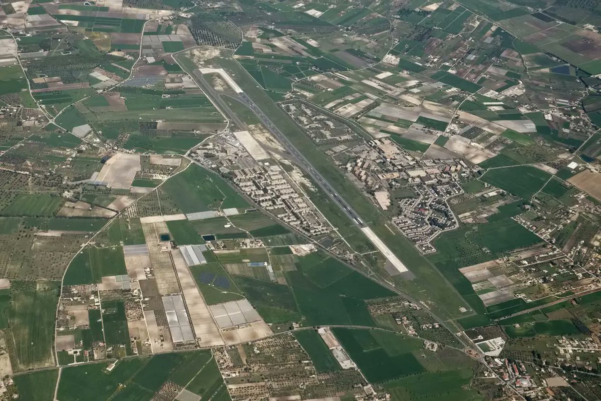 SimonaVicari's tweet photo. L’aeroporto di Comiso rappresenta un importante volano per lo sviluppo della Sicilia sud-orientale, stiamo lavorando per potenziare le infrastrutture, sviluppare il cargo migliorando anche l’accessibilità. 

Le nuove rotte verso Venezia, Napoli, Pisa e Malta rappresentano una grande opportunità commerciale e turistica. Il Governo Schifani crede fermamente in questo progetto investendo 62 milioni di euro.

Simona 🌿

Leggi qui ---> https://t.co/NImqzdBB21