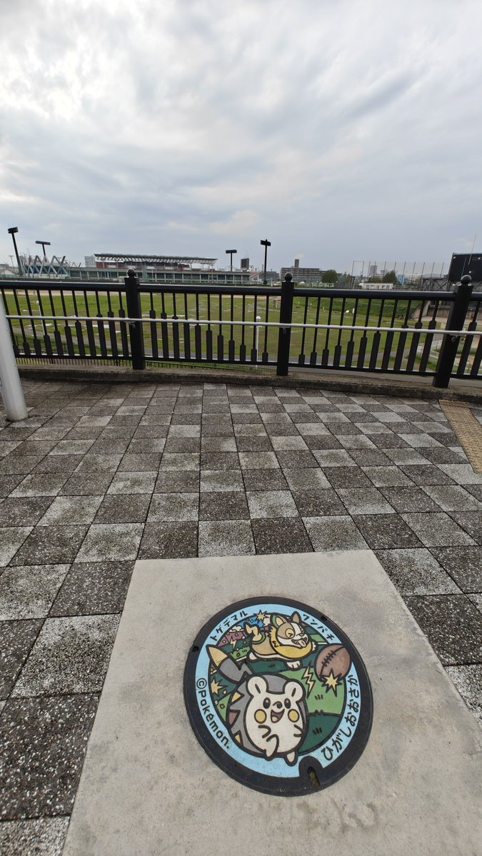 SesameandSolt's tweet photo. ポケふたに導かれるまま、花園公園の端に到着。
さらに徒歩15分ほどの距離にもう一つポケふたがあるらしい。
ここまでで既に限界が見えてたが、ここを諦めると一生来ない気がするのでふんじばった。
道中近鉄の車両基地を見かける。次は火の鳥乗りたい。 https://t.co/KhMtQRVibJ