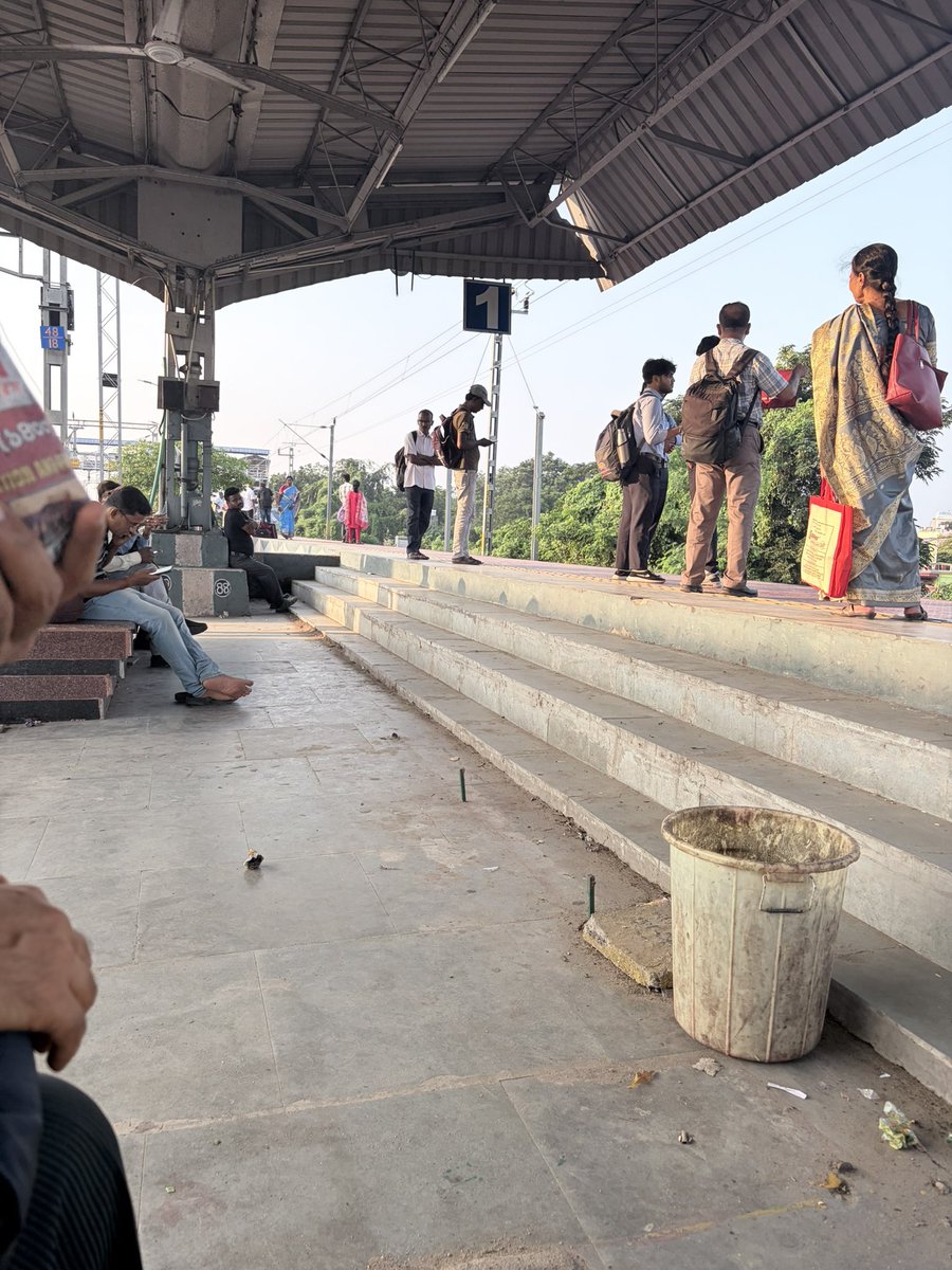 SujanLIS's tweet photo. 🚨 Urgent Passenger Safety Concern – Dhaniakhali Halt

@EasternRailway @drmhowrah @RailwaySeva @RailMinIndia

Two iron rods are dangerously protruding into the passenger pathway near the staircase entrance to Platform No. 3 from Platform No. 2. Passengers are getting injured https://t.co/tRzSnmSq1r
