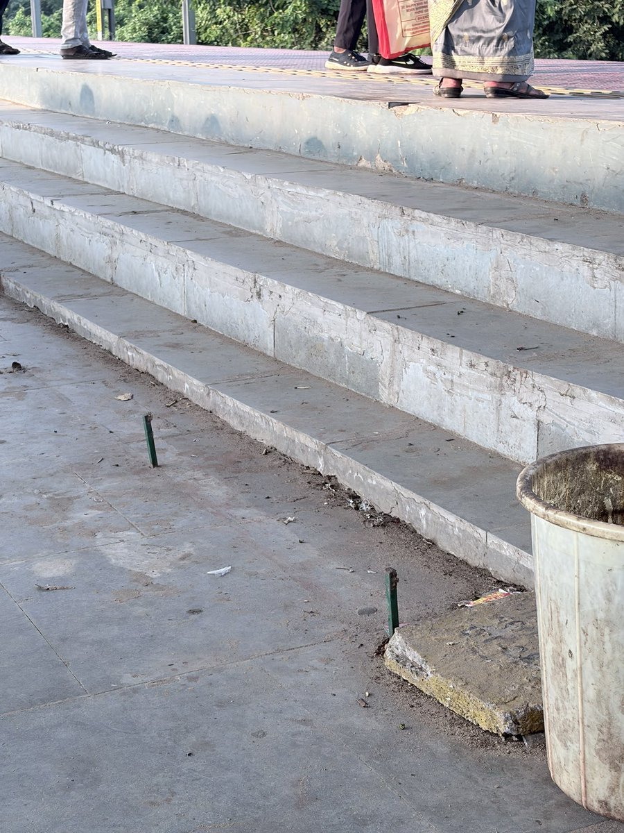 SujanLIS's tweet photo. 🚨 Urgent Passenger Safety Concern – Dhaniakhali Halt

@EasternRailway @drmhowrah @RailwaySeva @RailMinIndia

Two iron rods are dangerously protruding into the passenger pathway near the staircase entrance to Platform No. 3 from Platform No. 2. Passengers are getting injured https://t.co/tRzSnmSq1r
