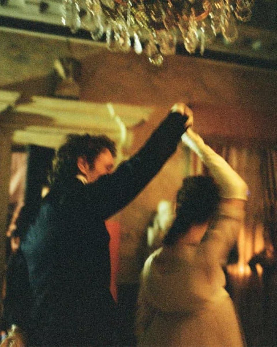 daisyejsource's tweet photo. Daisy Edgar-Jones and George MacKay behind the scenes of Sense and Sensibility. https://t.co/dwxzhGAon5