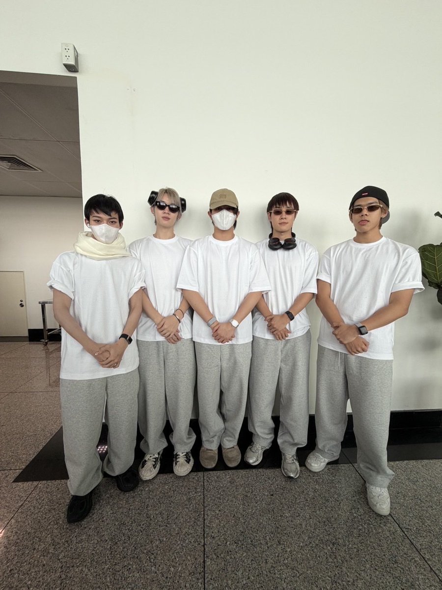 moonciip's tweet photo. ขาไปบอยแบนด์                ขากลับปฏิบัติธรรม https://t.co/6FgbJsUjwC