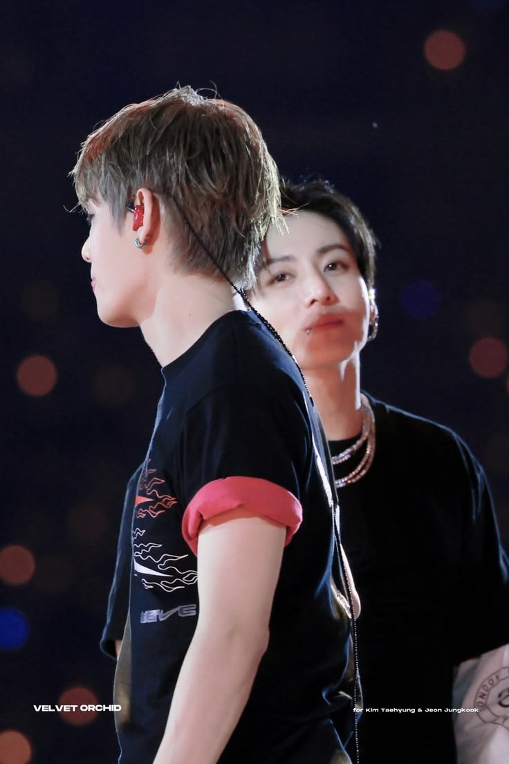 ivanezah's tweet photo. earth to taehyung 😭😭 https://t.co/3kQSKtL2om