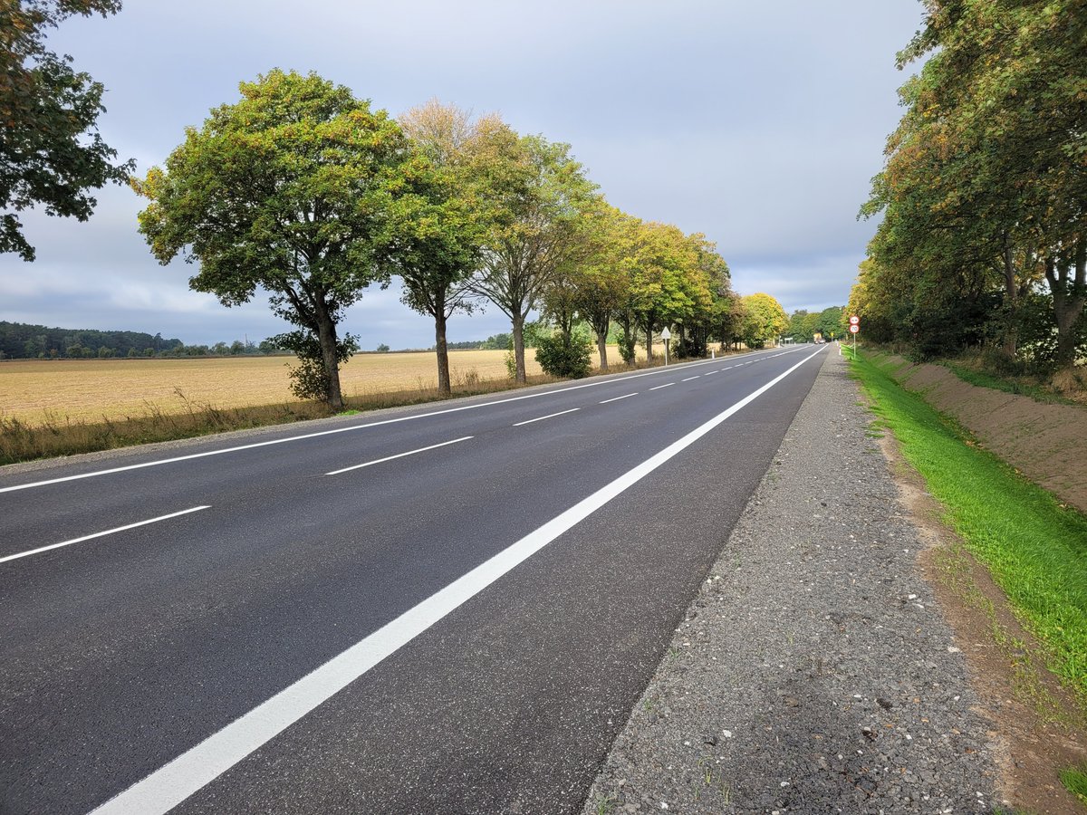 GDDKiA_ZG's tweet photo. Dziś oficjalnie zakończyliśmy przebudowę 3 km #DK92 w Pniowie. dostosowaliśmy drogę do przenoszenia obciążeń 11,5 t/oś. Poprawiliśmy bezpieczeństwo poprzez spowolnienie ruchu na wlotach do miejscowości, budując wyspy spowalniające, barierki, sygnalizację świetlną i nowe chodniki. https://t.co/xMiFjBLVCF