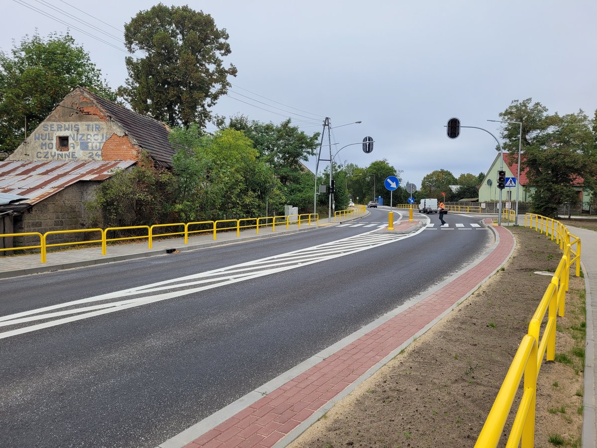 GDDKiA_ZG's tweet photo. Dziś oficjalnie zakończyliśmy przebudowę 3 km #DK92 w Pniowie. dostosowaliśmy drogę do przenoszenia obciążeń 11,5 t/oś. Poprawiliśmy bezpieczeństwo poprzez spowolnienie ruchu na wlotach do miejscowości, budując wyspy spowalniające, barierki, sygnalizację świetlną i nowe chodniki. https://t.co/xMiFjBLVCF