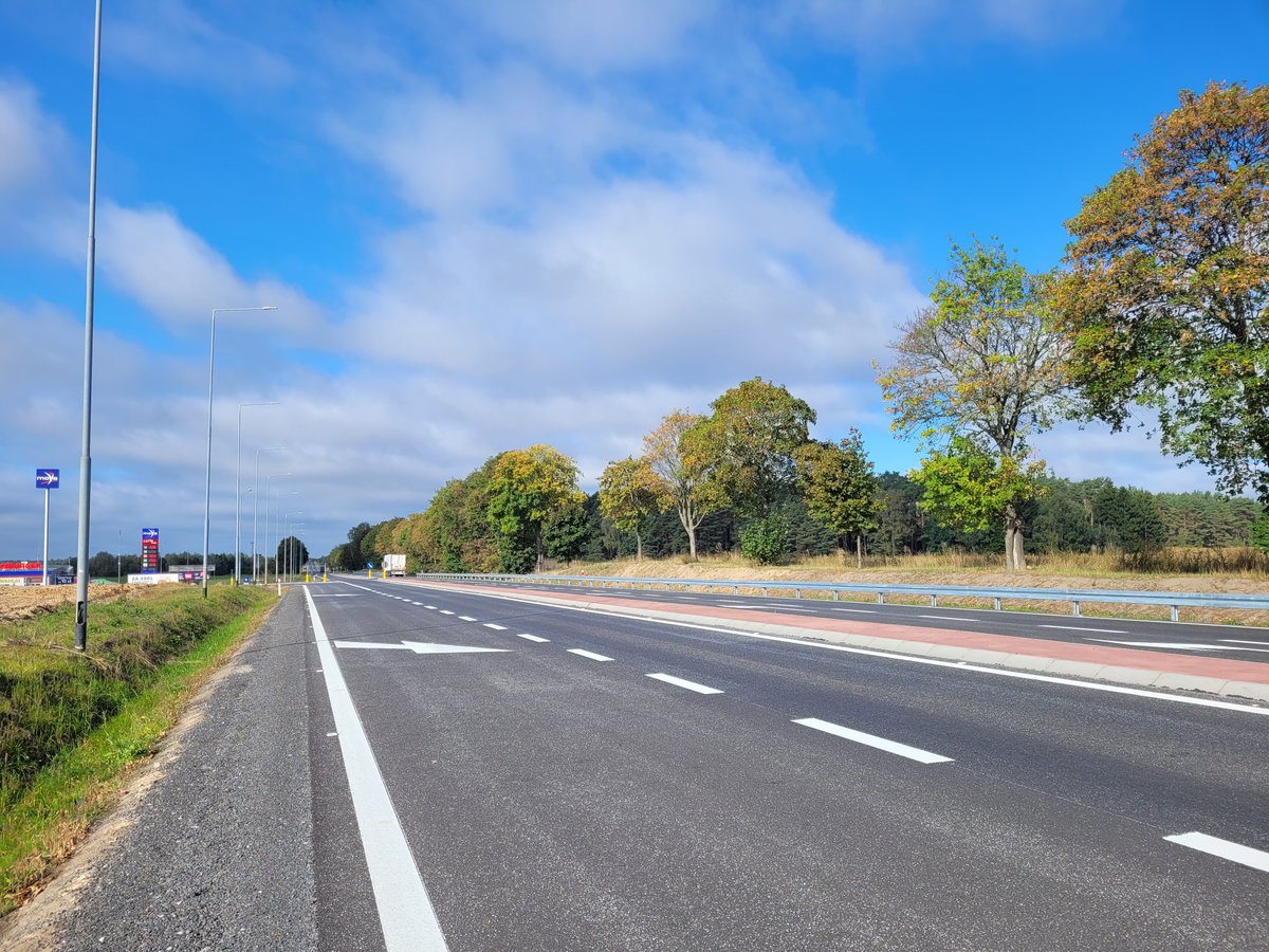 GDDKiA_ZG's tweet photo. Dziś oficjalnie zakończyliśmy przebudowę 3 km #DK92 w Pniowie. dostosowaliśmy drogę do przenoszenia obciążeń 11,5 t/oś. Poprawiliśmy bezpieczeństwo poprzez spowolnienie ruchu na wlotach do miejscowości, budując wyspy spowalniające, barierki, sygnalizację świetlną i nowe chodniki. https://t.co/xMiFjBLVCF