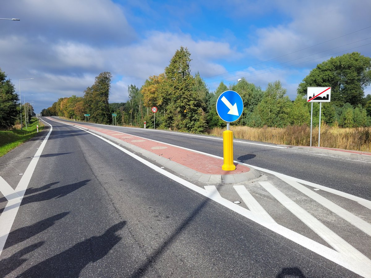 GDDKiA_ZG's tweet photo. Dziś oficjalnie zakończyliśmy przebudowę 3 km #DK92 w Pniowie. dostosowaliśmy drogę do przenoszenia obciążeń 11,5 t/oś. Poprawiliśmy bezpieczeństwo poprzez spowolnienie ruchu na wlotach do miejscowości, budując wyspy spowalniające, barierki, sygnalizację świetlną i nowe chodniki. https://t.co/xMiFjBLVCF