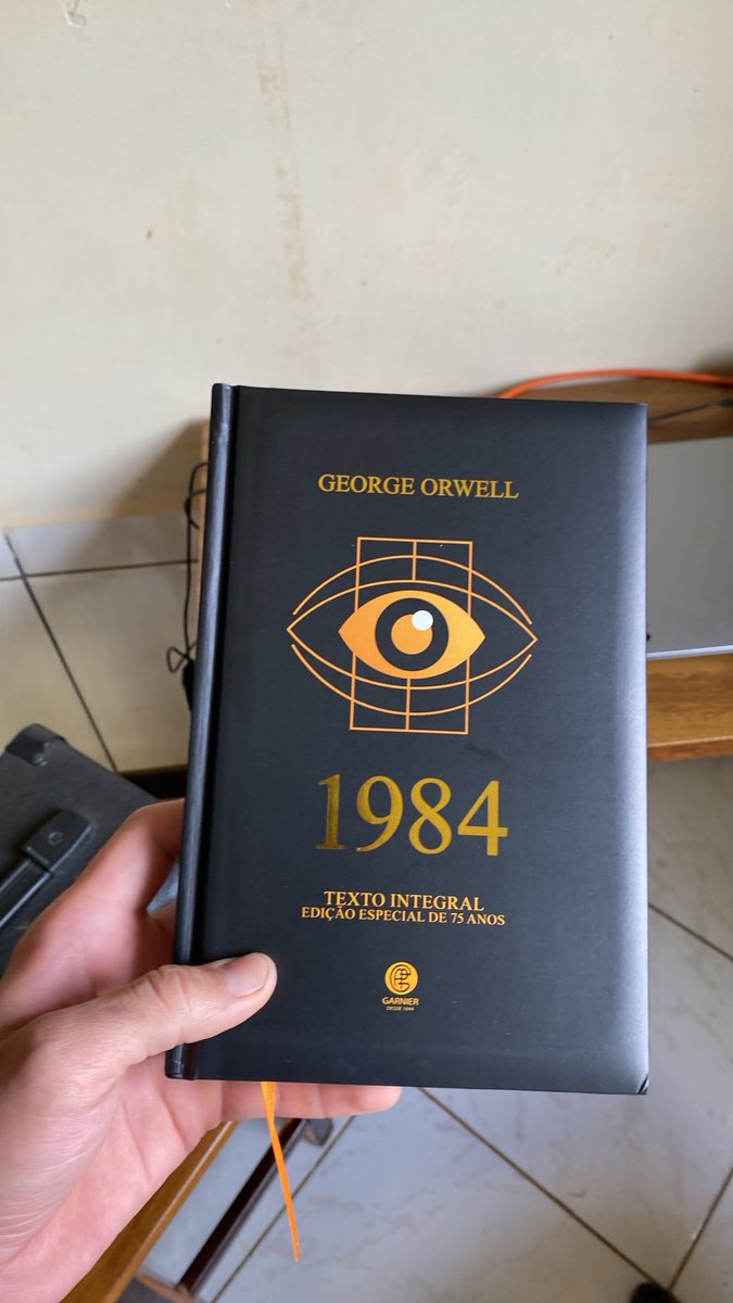 JonesBicigo1997's tweet photo. A visão que esse cara teve na década de 40 é https://t.co/RKvspFnyz8 romance que parece atual!! https://t.co/cVUYohZybr