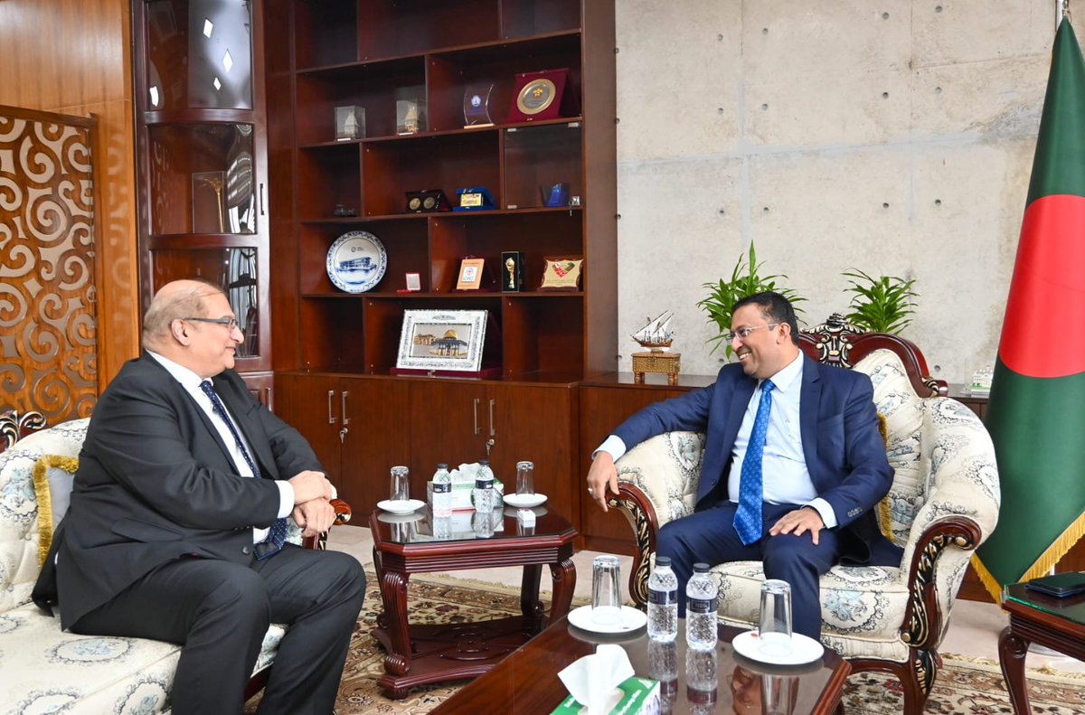 PakinBangladesh's tweet photo. High Commissioner Mr. Imran Haider  called on H. E. Mr. Humaiun Kobir, Hon’ble State Minister for Foreign Affairs today.

High Commissioner felicitated the Hon’ble State Minister on assuming the Office. He briefed the State Minister on the trajectory of bilateral cooperation. https://t.co/PrY0ICgS8X