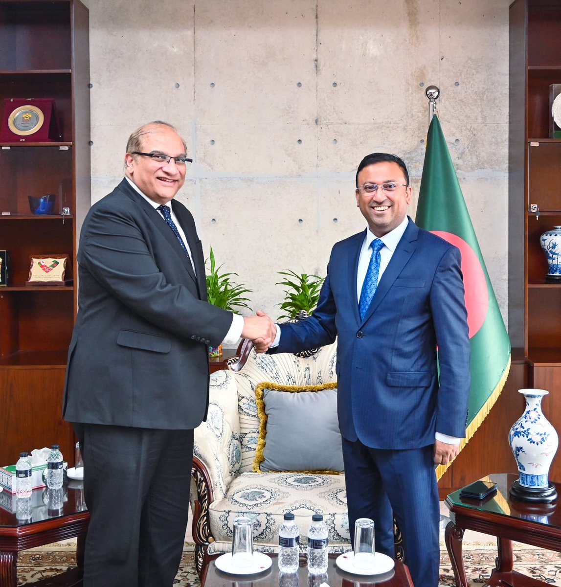PakinBangladesh's tweet photo. High Commissioner Mr. Imran Haider  called on H. E. Mr. Humaiun Kobir, Hon’ble State Minister for Foreign Affairs today.

High Commissioner felicitated the Hon’ble State Minister on assuming the Office. He briefed the State Minister on the trajectory of bilateral cooperation. https://t.co/PrY0ICgS8X