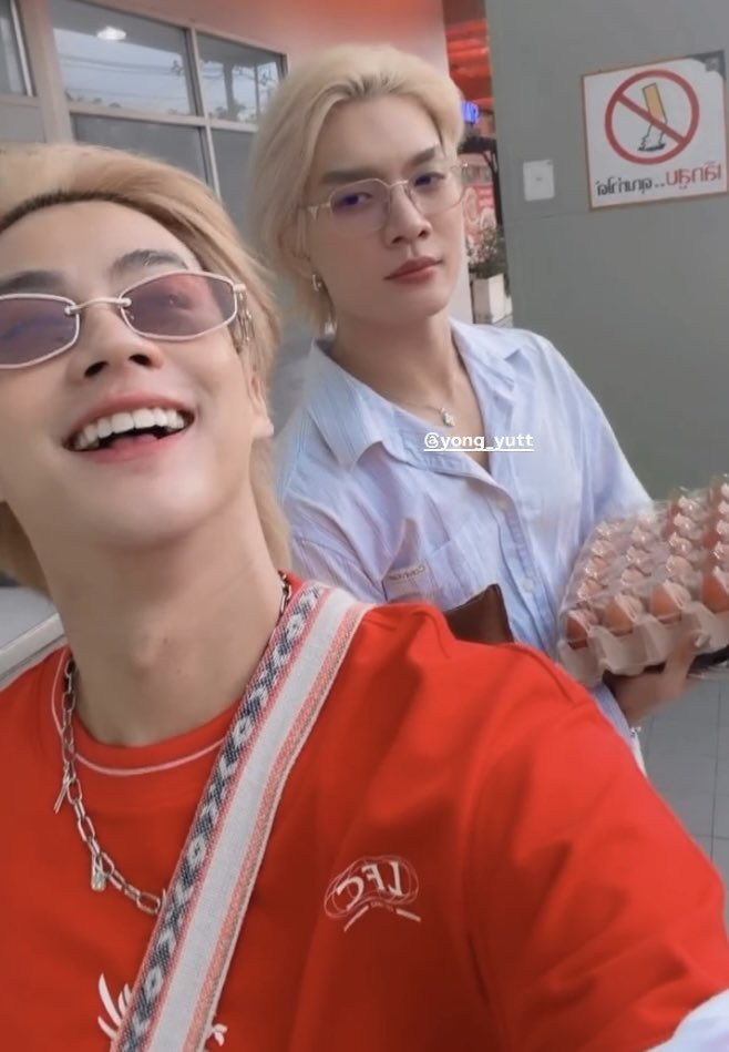 JSWCYJXBOATOAT's tweet photo. อ๋อออ ที่ถือไข่เยอะๆ คือพาแฟนมาตุนของน้ำท่วมนี่เอง🤭

#BoatOat
#THUR
#BoatYongyut
#OatPasakorn https://t.co/eKR89yZABc