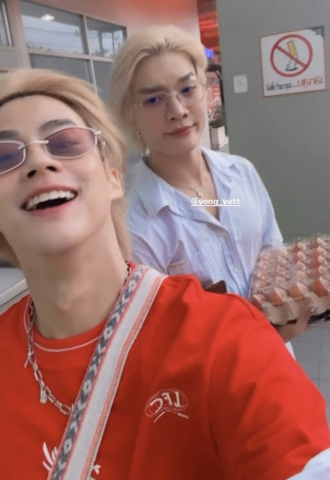 JSWCYJXBOATOAT's tweet photo. อ๋อออ ที่ถือไข่เยอะๆ คือพาแฟนมาตุนของน้ำท่วมนี่เอง🤭

#BoatOat
#THUR
#BoatYongyut
#OatPasakorn https://t.co/eKR89yZABc