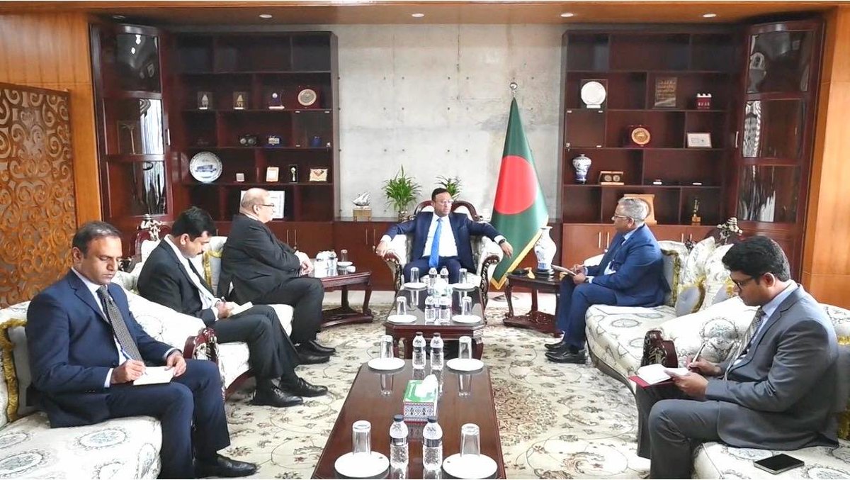 PakinBangladesh's tweet photo. High Commissioner Mr. Imran Haider  called on H. E. Mr. Humaiun Kobir, Hon’ble State Minister for Foreign Affairs today.

High Commissioner felicitated the Hon’ble State Minister on assuming the Office. He briefed the State Minister on the trajectory of bilateral cooperation. https://t.co/PrY0ICgS8X