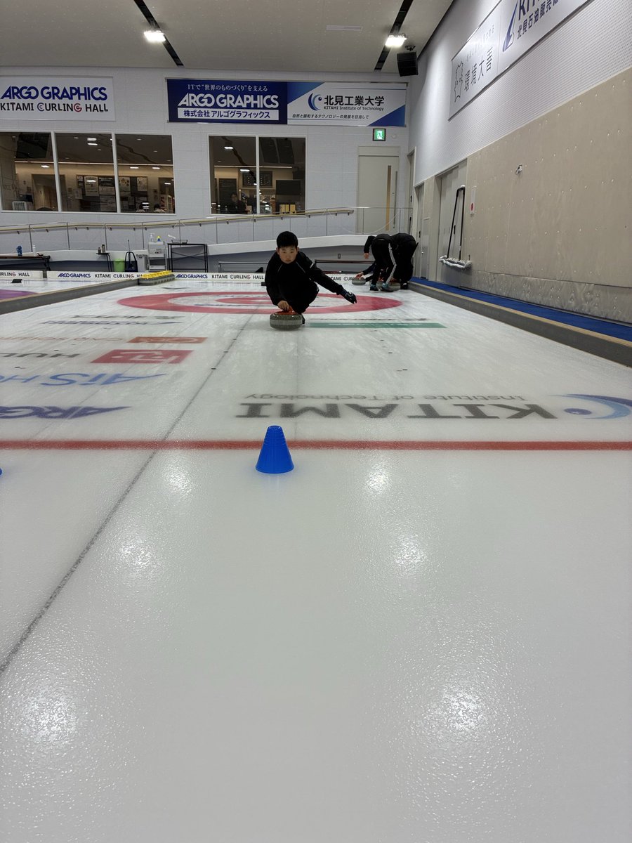 kitamiJrcurling's tweet photo. 本日のジュニア練習の様子です。
中学生と小6は試合中のコミュニケーションが課題のためゲームを行いコミュニケーションの取り方を学んでいました。
5年生以下は課題のドロー練習を行いました。 https://t.co/JfRaMGj5TO