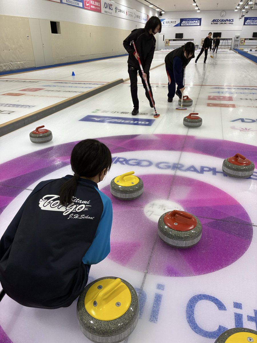 kitamiJrcurling's tweet photo. 本日のジュニア練習の様子です。
中学生と小6は試合中のコミュニケーションが課題のためゲームを行いコミュニケーションの取り方を学んでいました。
5年生以下は課題のドロー練習を行いました。 https://t.co/JfRaMGj5TO