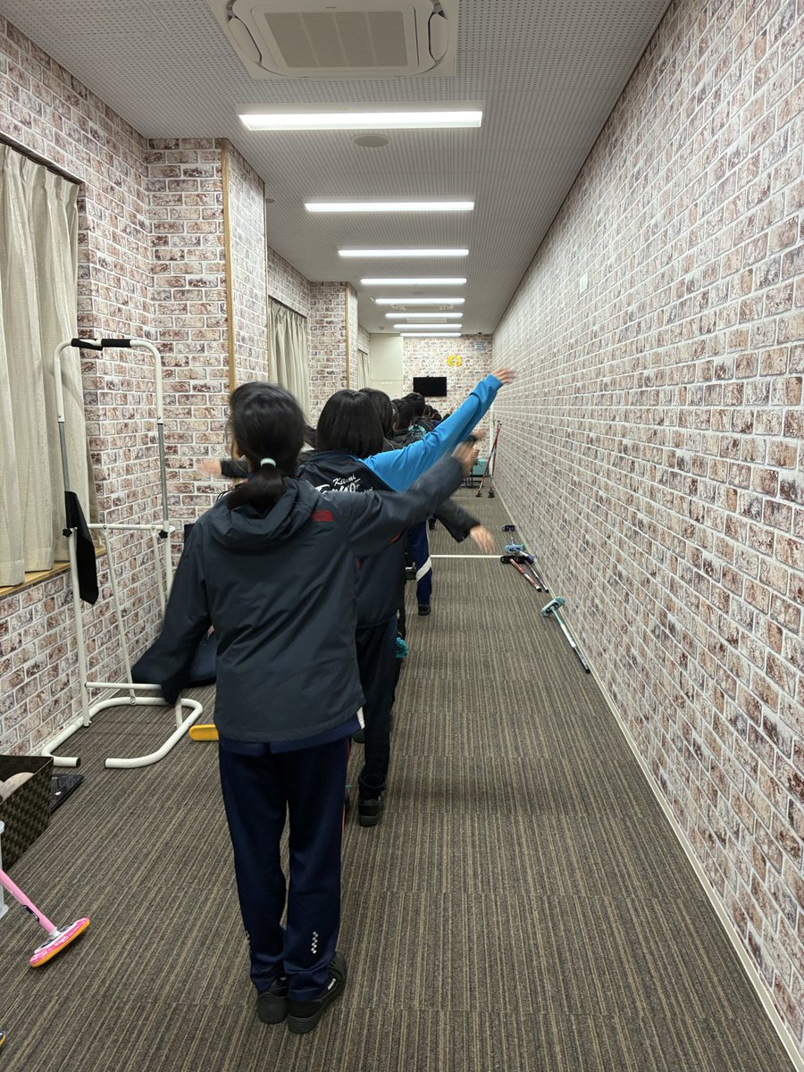 kitamiJrcurling's tweet photo. 本日のジュニア練習の様子です。
中学生と小6は試合中のコミュニケーションが課題のためゲームを行いコミュニケーションの取り方を学んでいました。
5年生以下は課題のドロー練習を行いました。 https://t.co/JfRaMGj5TO