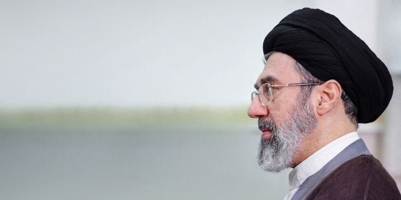 AHatmy2's tweet photo. استعمارگران با تحمیل جنگ هشت ساله می‌خواستند انقلاب را به مسیر سابق بازگردانند، اما ملت ایران با وفاداری به مکتب اسلام انقلابی، از دل توطئه‌ها سربلند بیرون آمد.
امروز نیز با تأسی از شهدا، زیر پرچم ولایت ایستاده‌ایم و ذلت را نمی‌پذیریم.

#اسلام_انقلابی
#لبیک_یا_خامنه_ای https://t.co/qAPlPBHYl1