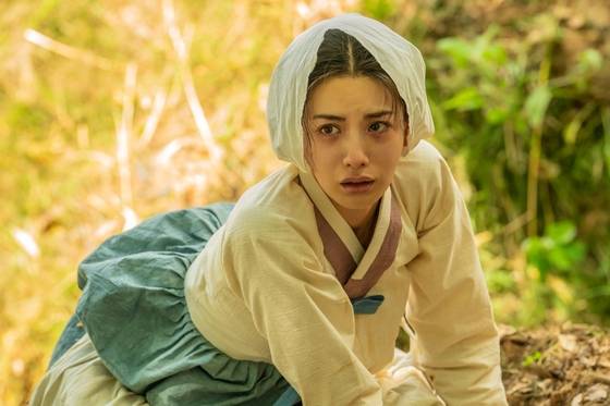 NetizenSpill's tweet photo. Nana, Did She Remove Her Lip Fillers?… After Controversy, "All I Can Look At Is Her Lips" [SNS Shot]

1. [+12] Start with her acting skills first...
2. [+11;-2] ㅎㅎ Removing them now after completely ruining the movie? So frustrating.
3. [+9] She looks like Lee Min-ki.
4. [+8] Try living with a brain for onceㅋㅋ
5. [+1] ㅣ

cr: Daum

#nana